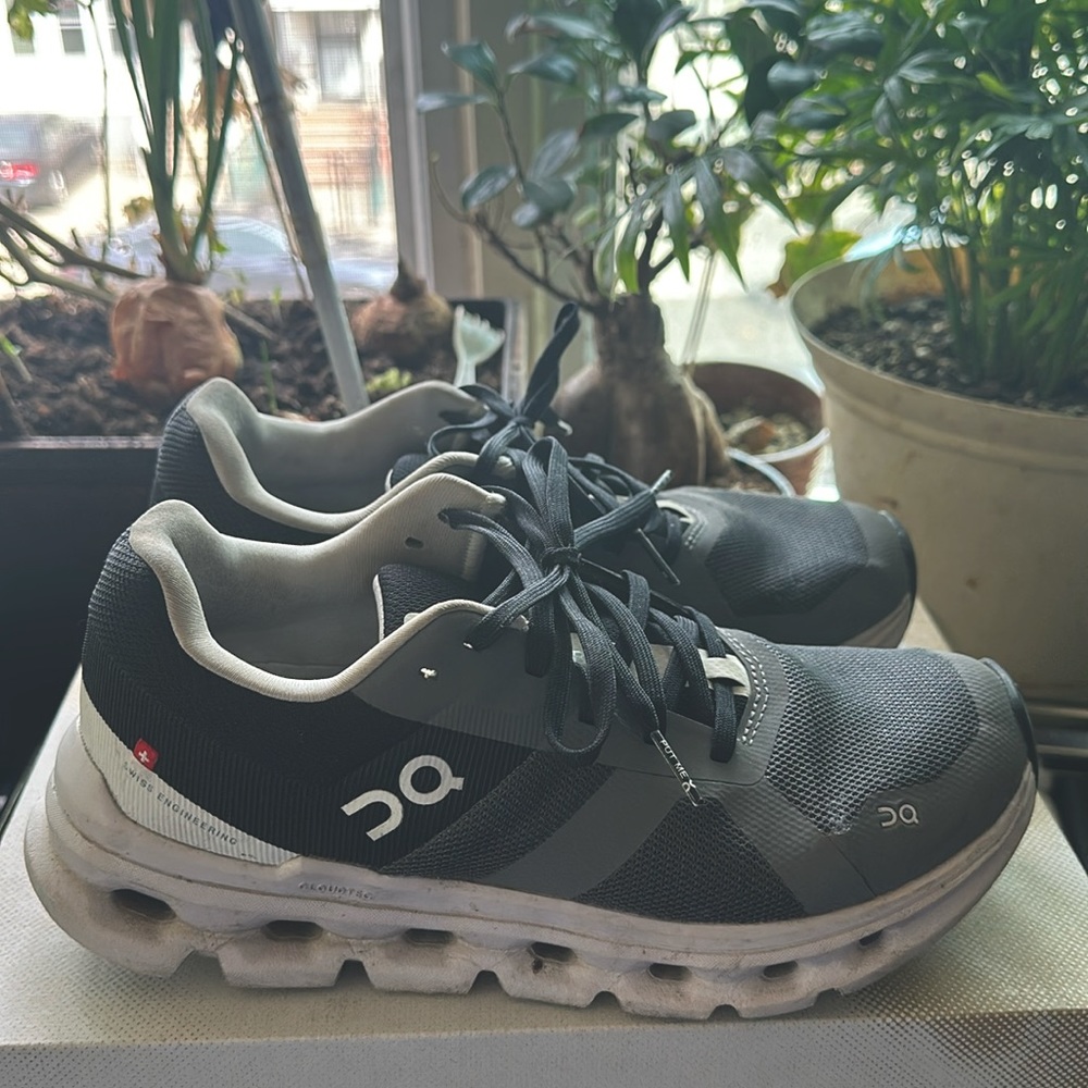 On cloud, cloud, runner sneaker size 6.5 pre owned for few months.